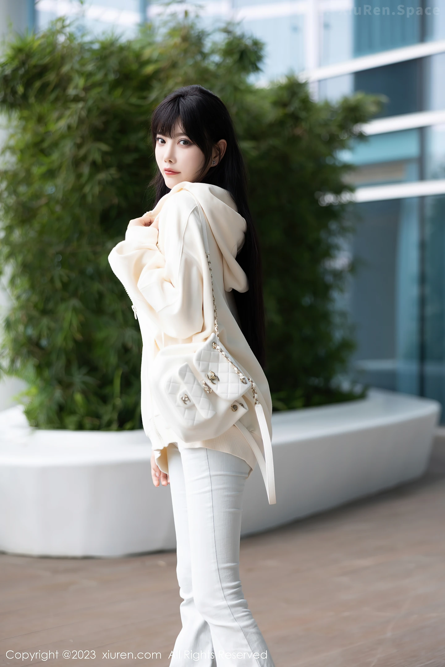 图片[2]-[XiuRen秀人网]2023.05.09 VOL.6707 杨晨晨Yome 粉色蕾丝内衣加肉丝美腿性感私房写真集-秀人网官方网站